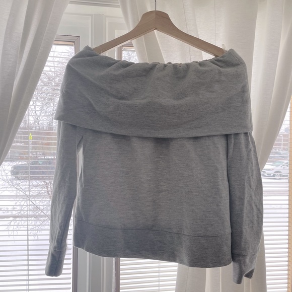 EUC off-the-shoulder ladies sweater - Picture 1 of 4